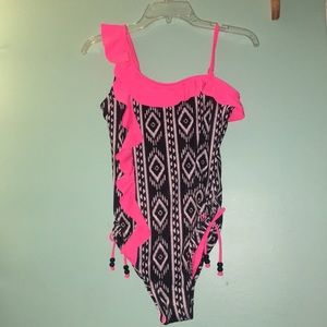 Pink, Black, and White one piece bathing suit!💗🖤